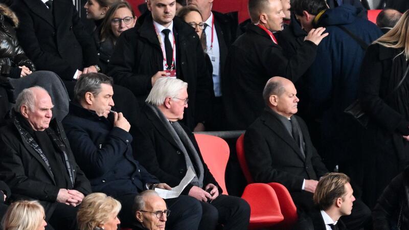 Berührende Worte von Hoeneß: „Franz, du fehlst mir sehr“ Auch Kanzler Scholz (r), Bundespräsident Steinmeier (M) und Bayerns Ministerpräsident Söder nahmen an der Gedenkfeier teil.