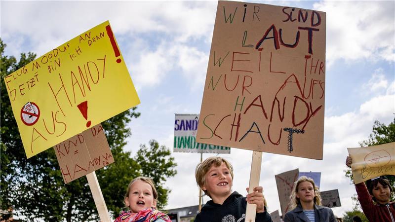 Auch Kinder sind von Eltern genervt, die ständig am Handy sind (Archivbild)