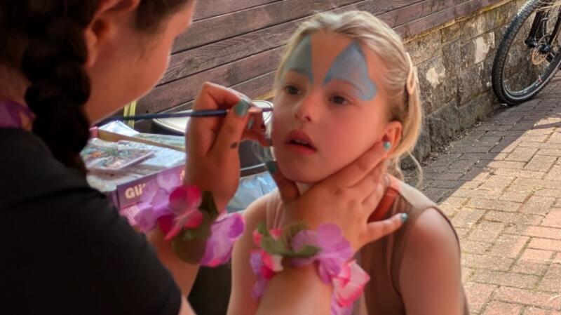 Aktion „... fair geht vor!“: Fest der Generationen mit Kitas in Fredenbeck Auch Kinderschminken wird geboten.
