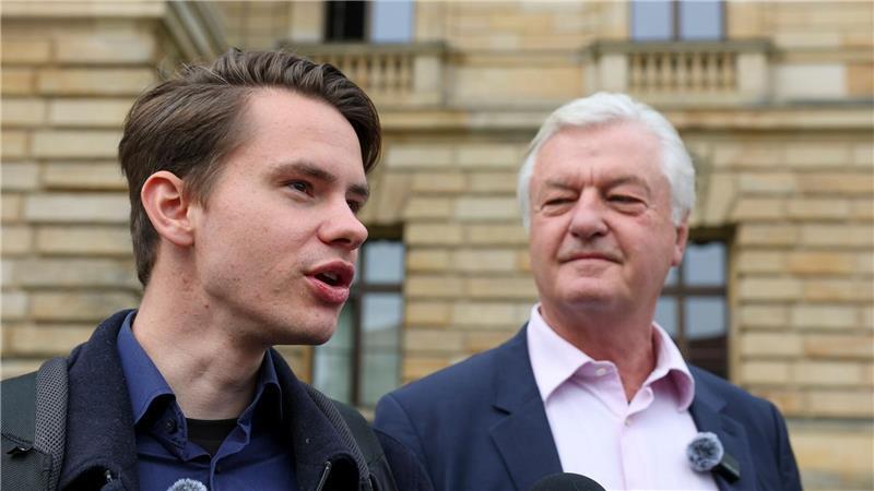 Bundesgericht verhandelt über Zukunft von „Compact“-Magazin Auch Klemm (l.) begleitet Elsässer.