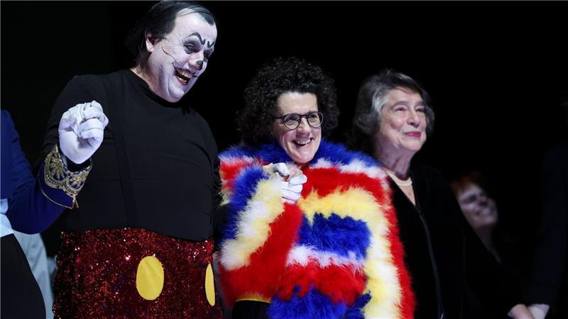 Wenn Vampirinnen und ein Monster auf Trump treffen Auch Komponistin Olga Neuwirth kam auf die Bühne.