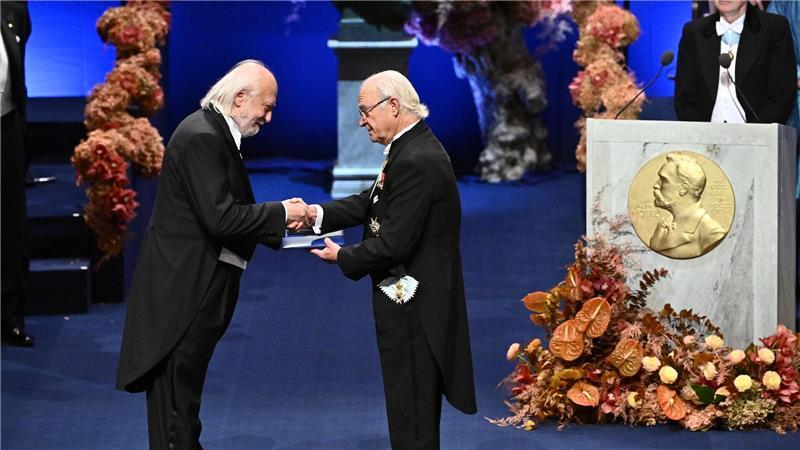 Auch Literaturnobelpreisträger László Krasznahorkai (links) erhielt in Stockholm seine Nobelmedaille aus den Händen von König Carl Gustaf. 