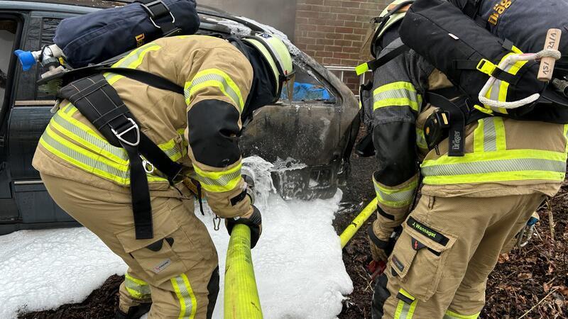 Auto steht in Pippensen in Flammen Auch Löschschaum setzten die Feuerwehrleute ein.