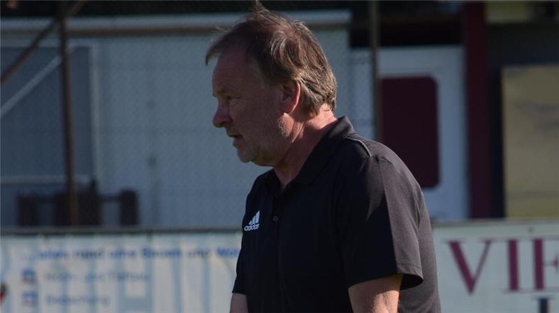 Faustball-Legende auf der Tribüne: Sein Sohn spielt für Wangersen Auch MTV-Faustballwart Bernd Schnackenberg zählt Martin Becker zu den besten Faustballern der Welt.