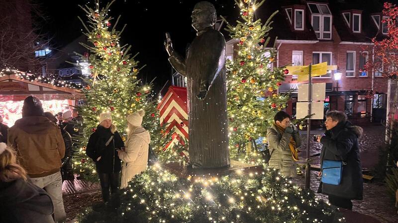Auch Magister Halepaghe und sein Brunnen auf dem Petri-Platz waren 2024 Teil des Weihnachtsmarkts.