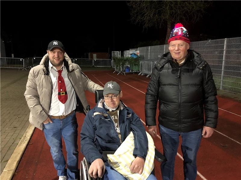 160 Läufer beteiligen sich am „Christmas Social Run“ in Hammah Auch Manuel Lütje (Mitte) aus Hammah machte mit beim Christmas-Social-Run: An Heiligabend um 20 Uhr startete er im Rolli seine Runden, begleitet von seinem Vater Kurt Lütje (rechts) und Betreuer Nils Landgraf. Foto: privat