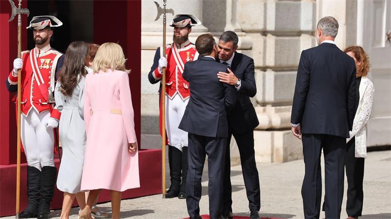 Macron in Spanien von Royals empfangen - Streit um Abkommen Auch Ministerpräsident Pedro Sánchez begrüßte Macron, das Treffen zwischen beiden findet aber am zweiten Tag statt.