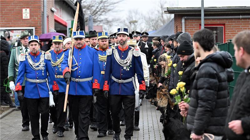 „Sein Lächeln hat über den ganzen Schulhof gestrahlt“ Auch Mitglieder des Schützenvereins reihen sich in den Trauerzug ein.