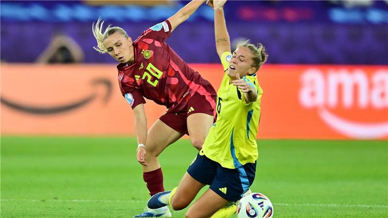 „Liegen am Boden“: DFB-Frauen von Schweden vorgeführt Auch Mittelfeldabräumerin Elisa Senß (l.) konnte die Schwedinnen nicht aufhalten.