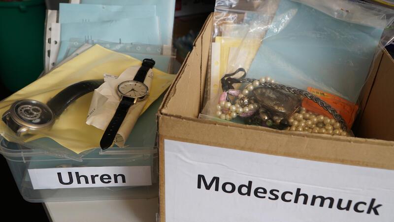 Buxtehude versteigert Fahrräder und Handys online Auch Modeschmuck und Uhren können bei der Auktion im März ersteigert werden.