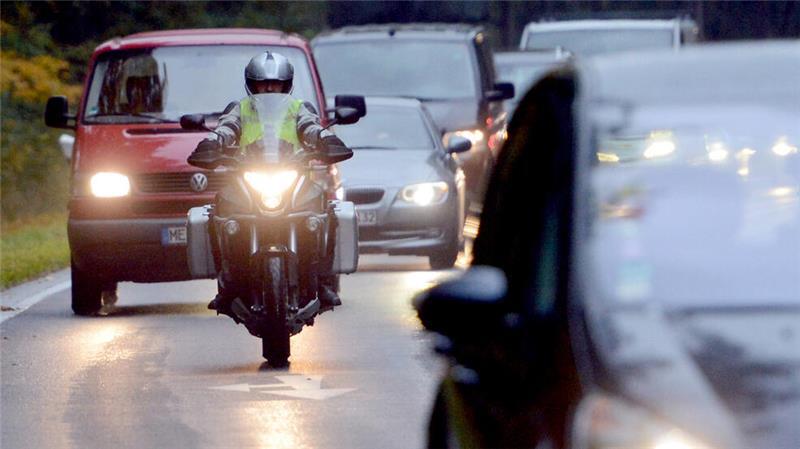 Auch Motorräder überholt man besser vorsichtig und mit ausreichend Abstand.