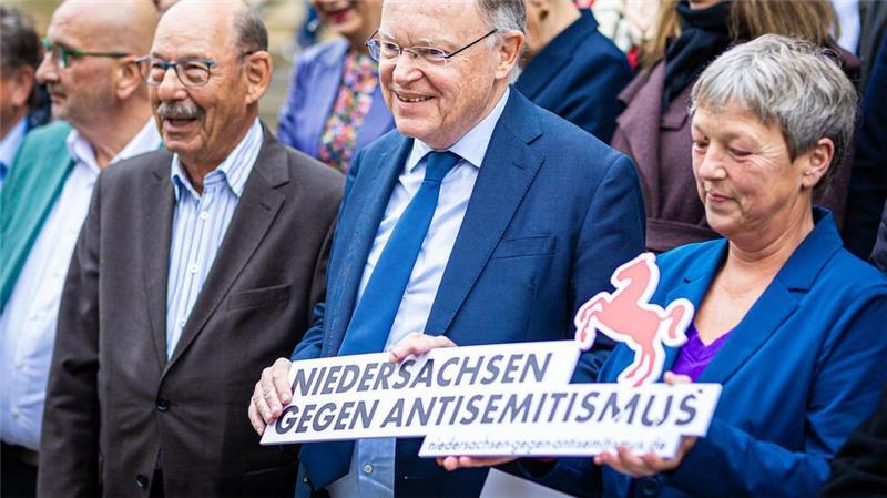 Auch Niedersachsens Ministerpräsident Weil und Landtagspräsidentin Naber (rechts) unterstützen die Kampagne.