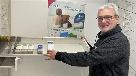Auch Norbert Schulze, Inhaber der Apotheke am Markt und der Viktoria Apotheke in Nordenham, steht regelmäßig vor fast leeren Schubladen. Foto: Krabbenhoeft