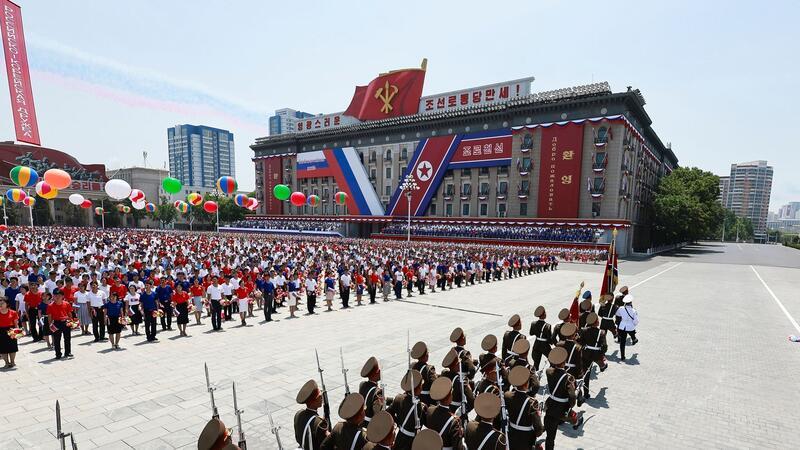 Putin in Nordkorea: Vertrag über strategische Partnerschaft Auch Nordkoreas Ehrengarde marschiert für den russischen Präsidenten.