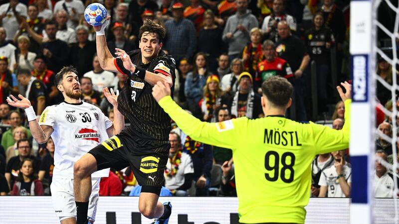 Remis gegen Österreich: DHB-Team bangt um EM-Halbfinale Auch Österreichs Keeper Constantin Möstl (r) zeigte sich als starker Rückhalt.