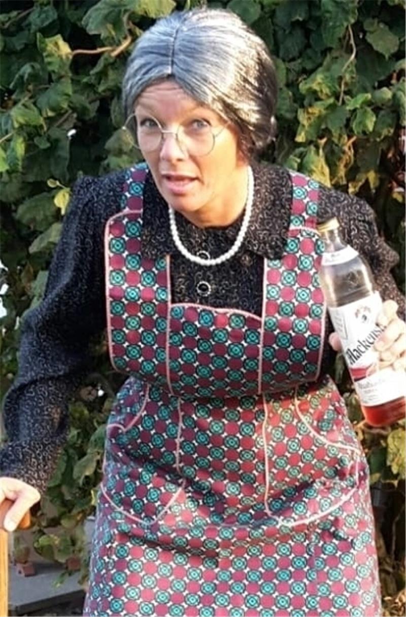 Auch Oma Frieda, dargestellt von Christa Harms de Groot , feiert die ausverkauften Vorstellungen.