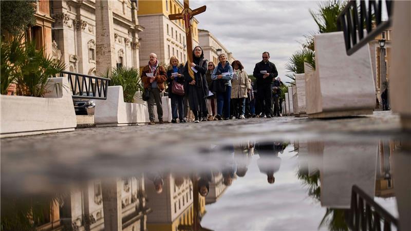 Vatikan: Papst nicht mehr in unmittelbarer Gefahr Auch Pilger in Rom beten für den lungenkranken Papst Franziskus.