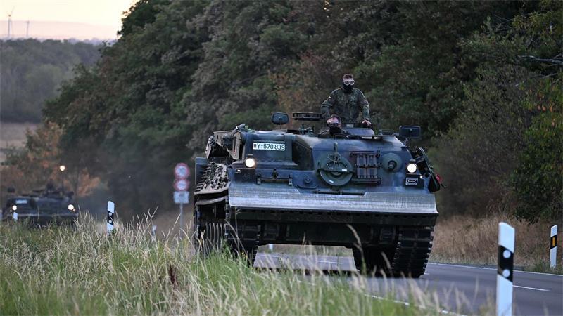 Größter Waldbrand in NRW – Evakuierung in der Eifel Auch Pionierpanzer der Bundeswehr sind im Einsatz.