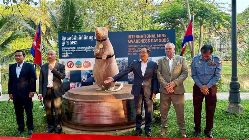 Denkmal für eine Ratte: Minenheld Magawa wird zur Legende Auch Politiker kamen zur feierlichen Enthüllung.