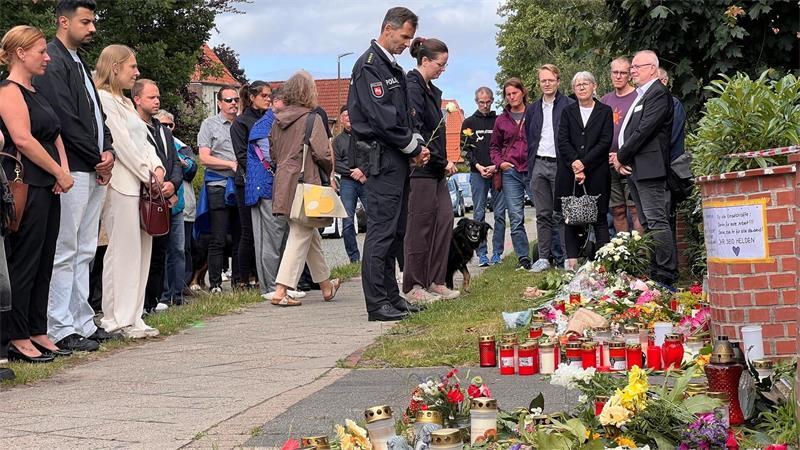 Auch Polizeichef Jan Kurzer legte am Tatort eine Rose nieder.