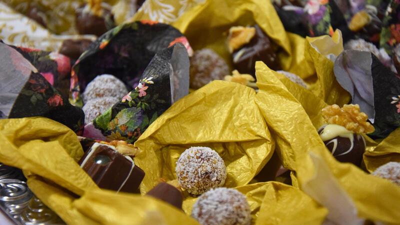 Jorker Schüler verpassen Zeugnisübergabe einen barocken Style Auch Pralinen in Anlehnung an die Barock-Zeit konnten die Schüler probieren.