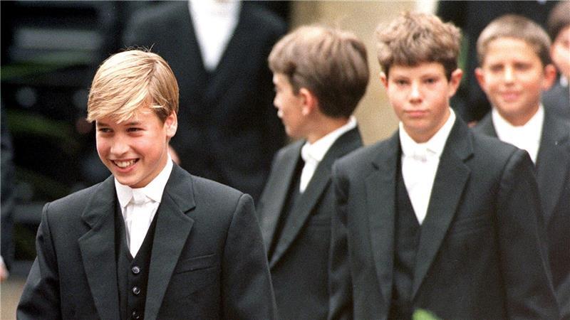 Prinz George geht auf Elite-Internat Eton Auch Prinz William gehört zu den Absolventen. Hier ist er an seinem ersten Tag an der Schule im Jahr 1995 zu sehen. (Archivbild)