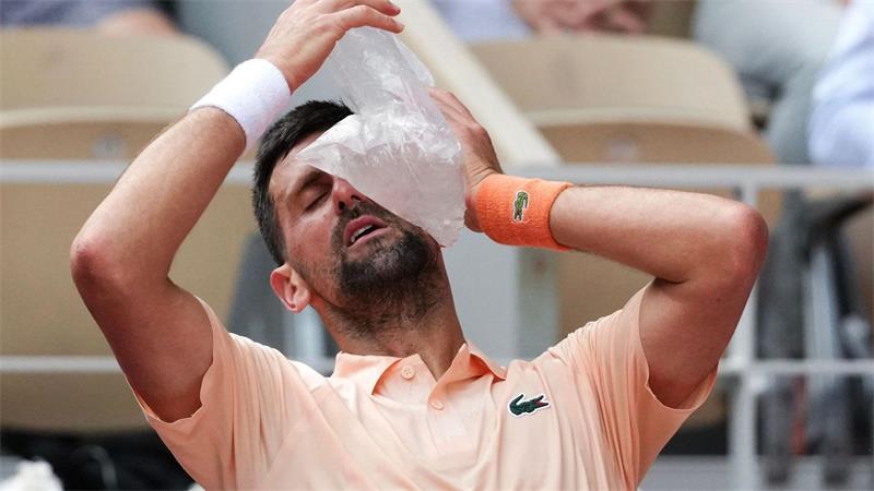 Auch Profisportler haben mit der Hitze zu kämpfen: Tennis-Star Novak Djokovic.
