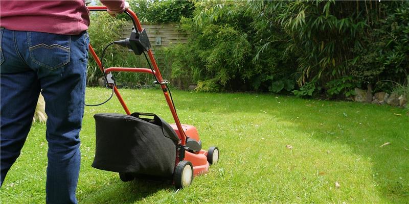 Auch Rasenmäher dürfen nach der Geräte- und Maschinenlärmschutzverordnung zwischen 20 und 7 Uhr und an Sonn- und Feiertagen nicht betrieben werden. Foto Lüder