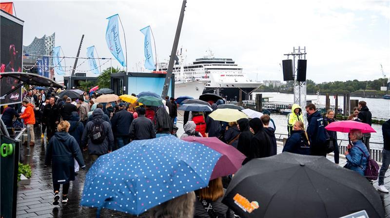 Schiffe schauen und Feuerwerk - Cruise Days locken Besucher Auch Regenschauer halten die Menschen nicht vom Besuch der Hamburg Cruise Days ab.