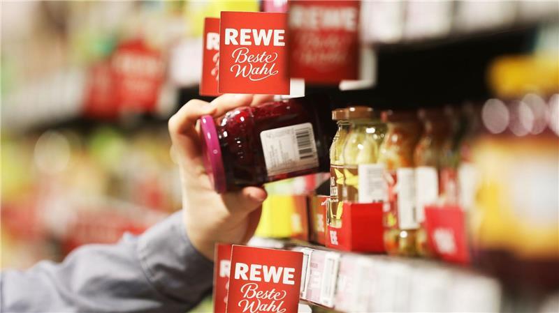 Auch Rewe-Kunden kauften zuletzt häufiger Eigenmarkenprodukte. (Archivbild)