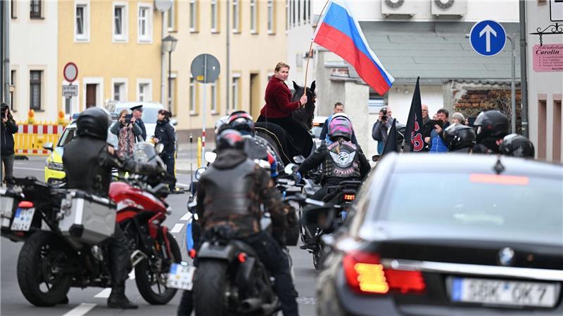 Auch Rocker der „Nachtwölfe“ legten Kränze nieder.