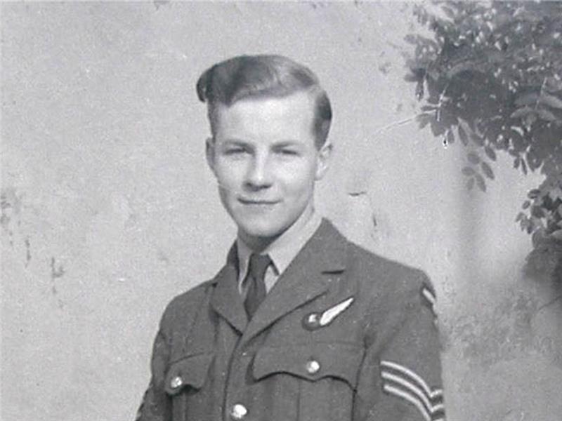 Auch Roger Gibbs Onkel Sergeant George Hodges , Flugingenieur der Lancaster, starb bei dem Absturz.