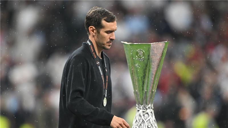 „König der Europa League“: Pressestimmen zu Freiburg - Villa Auch SC-Trainer Julian Schuster durfte den Pokal nicht anfassen.