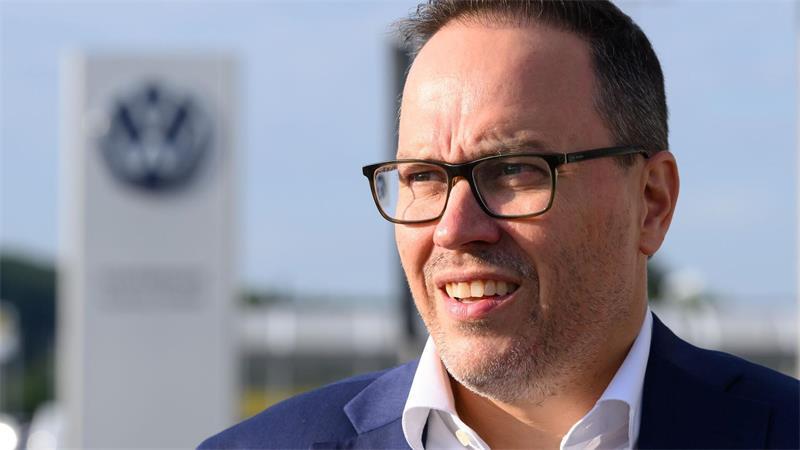 VW-Chef: Kosten zu hoch - Einschnitte im Management Auch Sachsens Wirtschaftsminister Dirk Panter (SPD) hat auf der Betriebsversammlung zu den Beschäftigten von VW in Zwickau gesprochen.