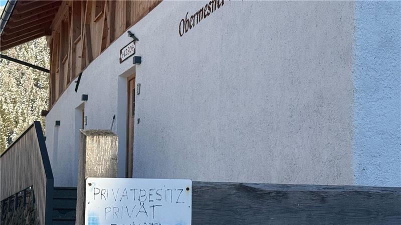 Auch Schilder halten die Touristen nicht ab.