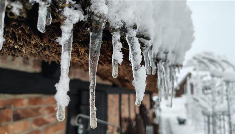 Auch Schnee auf dem Dach und Eiszapfen müssen entfernt werden, wenn sie eine Gefahr darstellen.