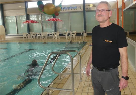 Auch Schwimmmeister Jens Beneke hofft weiter auf einen Neubau. Allerdings rechnet der 60-Jährige damit, dann schon in Rente zu sein.