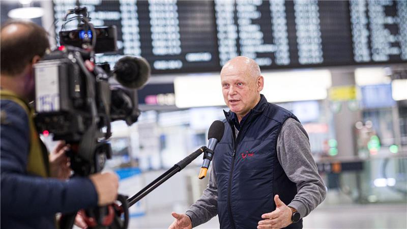 Auch Sebastian Ebel, Vorstandsvorsitzender der Tui AG, war in der Nacht am Flughafen. 