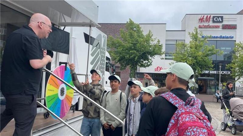 Mann pöbelt und bespuckt Mitarbeiter von Bundestags-Mobil – Polizeieinsatz Auch Sechstklässler aus Hamburg nutzen die Gelegenheit und lassen sich von einem Mitarbeiter über den Bundestag und seine Aufgaben informieren.