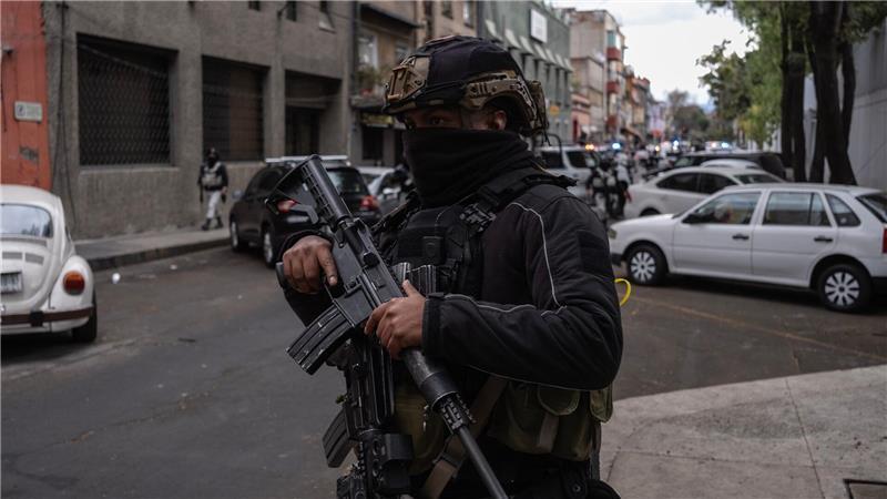 Mexikos Präsidentin nach Tod von Drogenboss: „Ruhe bewahren“ Auch Soldaten der Nationalgarde waren in voller Montur und mit automatischen Waffen im Einsatz.