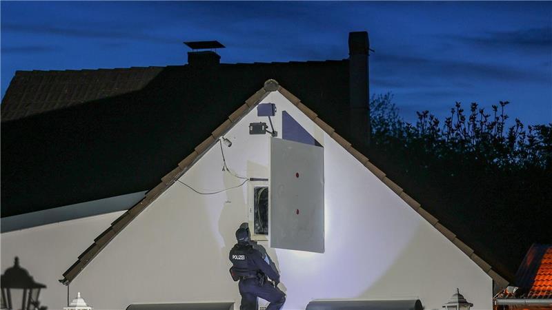 Auch Spezialeinsatzkräfte sind etwa in Hilden dabei.