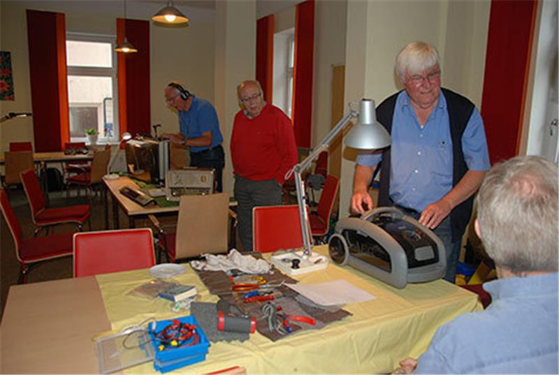Auch Staubsauger werden in der Selbsthilfewerkstatt von Werner Heuer repariert. Fotos Felsch