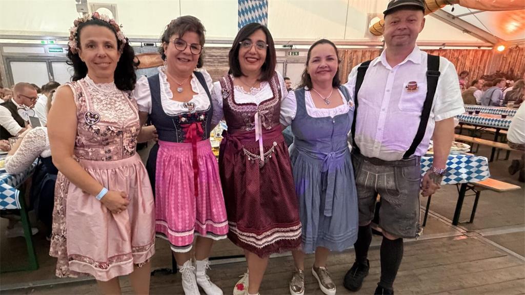 Auch Südamerikanerinnen feiern das Oktoberfest (von links): Paola Brand-Jimenez ...