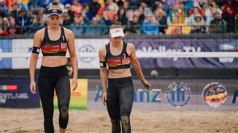 Auch Svenja Müller (l) und Cinja Tillmann scheiterten bei der Beach-EM im polnischen Stare Jablonki früh. (Archivbild)