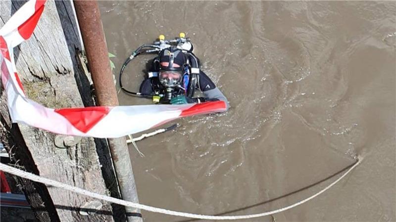 Motorboot sinkt im Alten Land Auch Taucher kommen zum Einsatz.