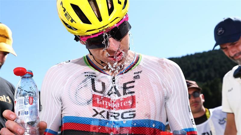 Auch Tour-Dominator Tadej Pogacar braucht viel Abkühlung in diesen Tagen. 