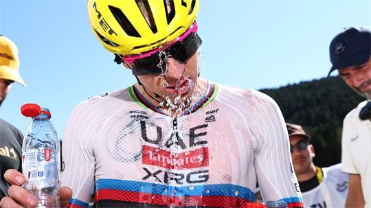 Auch Tour-Dominator Tadej Pogacar braucht viel Abkühlung in diesen Tagen. 