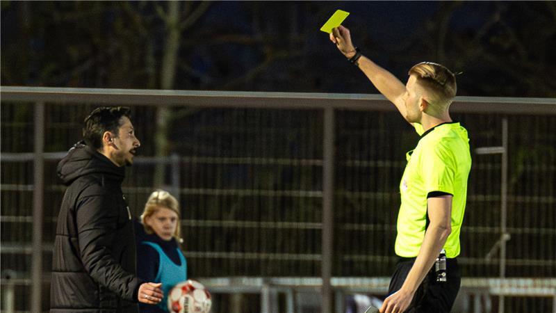 Auch Trainer Oliver Ioannou sah Gelb.