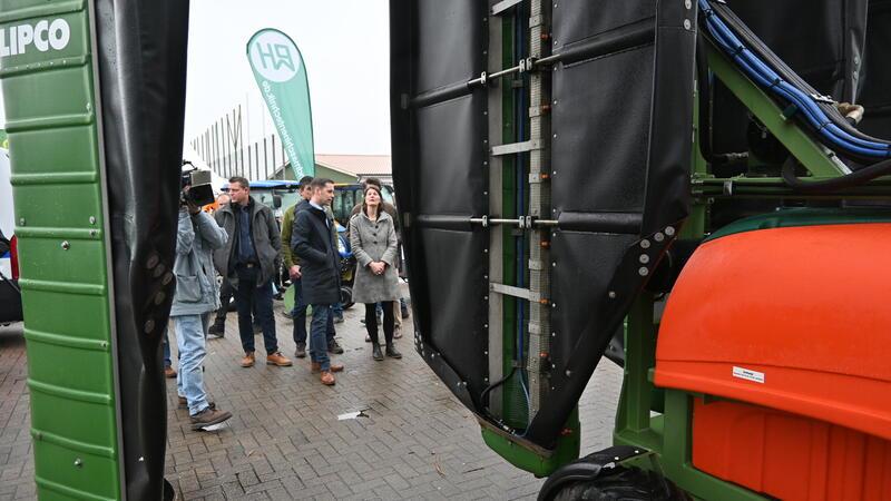 Auch Tunnelsprühgeräte sind weiter Thema auf der Messe bei den Norddeutschen Obstbautagen. Die kosten 200.000 Euro mit Schlepper.