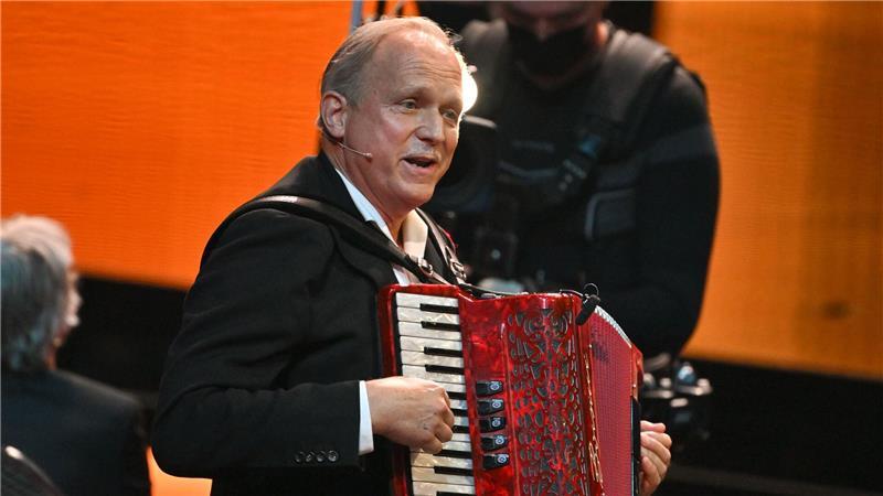 Auch Ulrich Tukur spielt Akkordeon. (Archivbild)